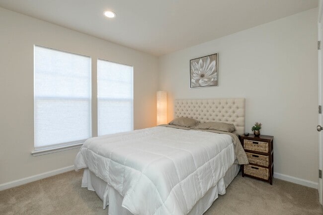 Building Photo - Luxurious 4-Bedroom Townhouse with 2 Car Garage in Manassas!
