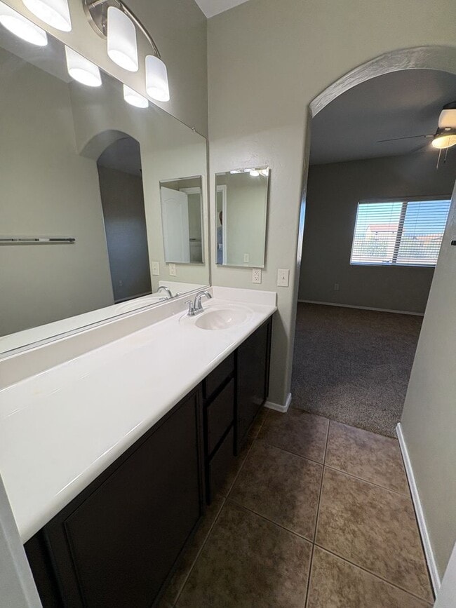 Building Photo - Move in ready Vail School District