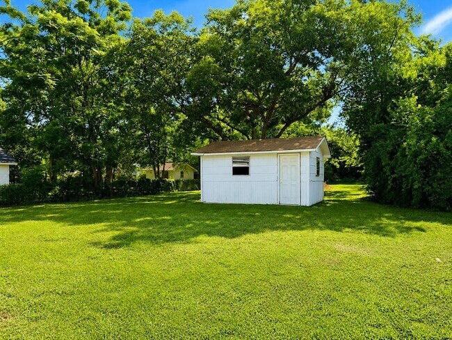 Building Photo - 215 Fairview St