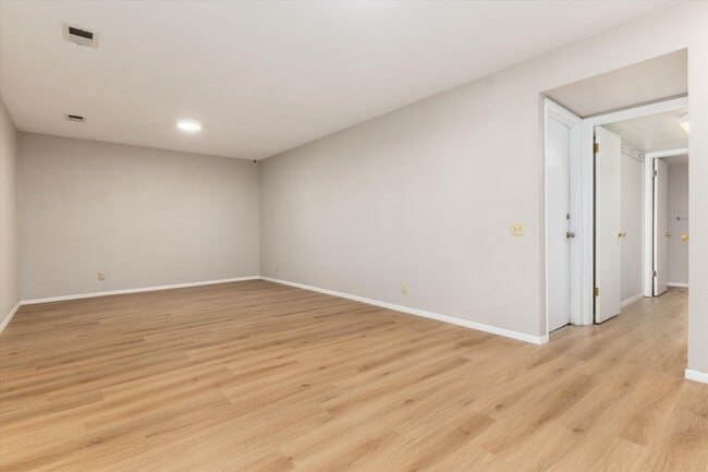 Building Photo - 7426 S Quince Ct
