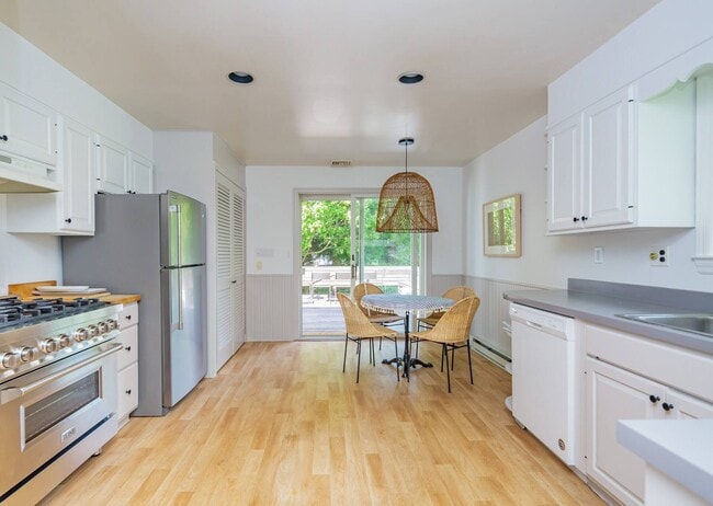 Building Photo - 15 Maidstone Ave