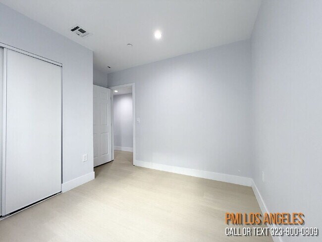 Building Photo - 208 E 87th St
