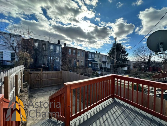 Building Photo - 3 Bedroom Rowhome with Deck and Updated Kitchen