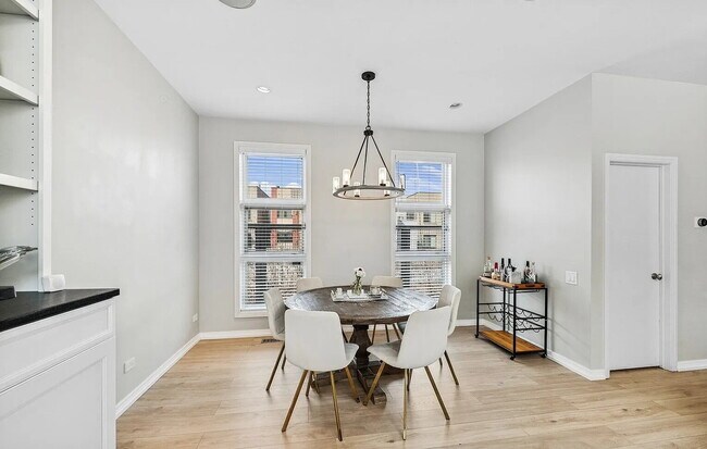 Building Photo - Comfortable Living in a Desirable Area