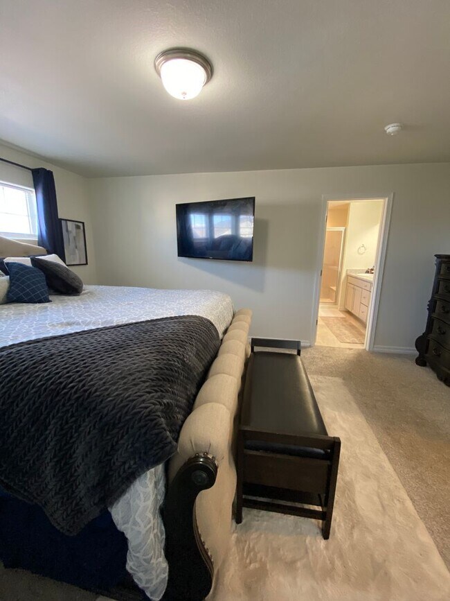 Building Photo - Stunning 3 Bedroom in NE Springs!