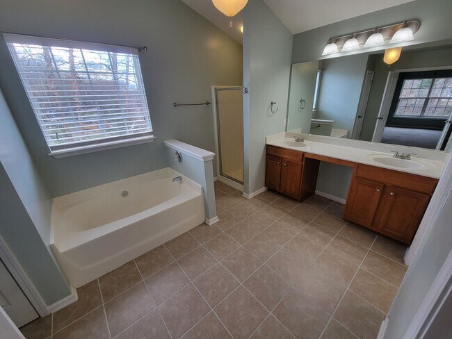 Building Photo - 4 Bedroom, 2.5 Bath Home Available in Hammett Grove Neighborhood