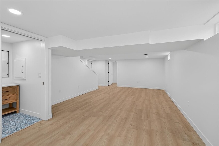 Building Photo - 305 N Shuman St