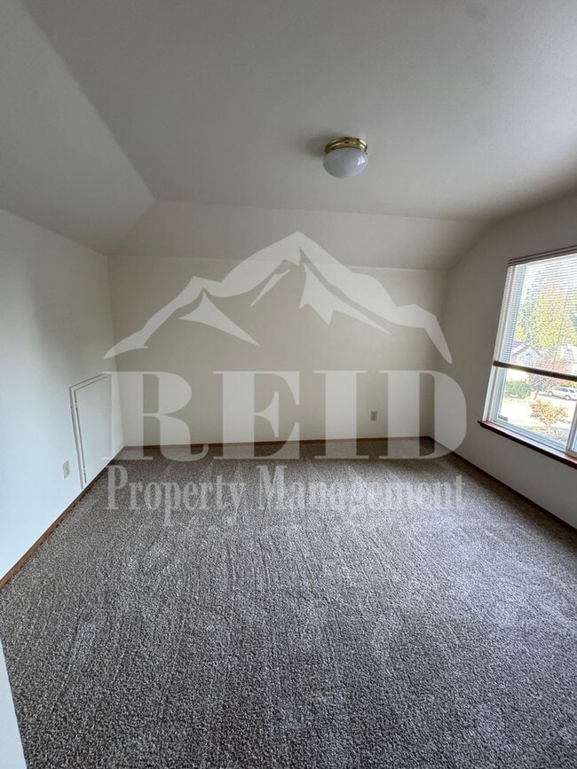 Building Photo - 979 NW Calypso Cir