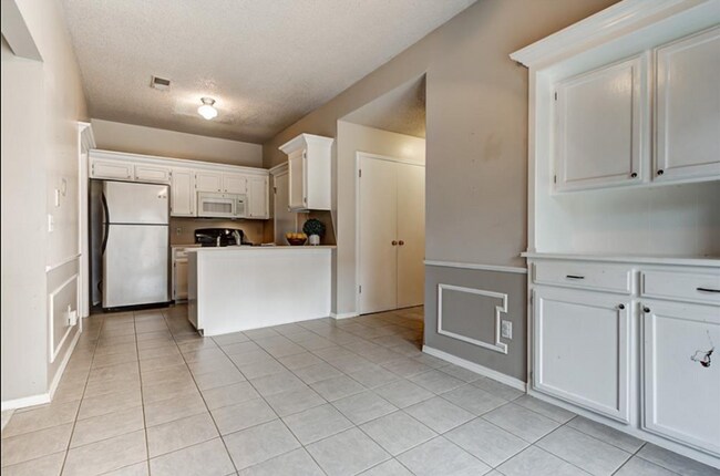 Building Photo - Charming 2-Bedroom, 1-Bathroom Home in Pea...