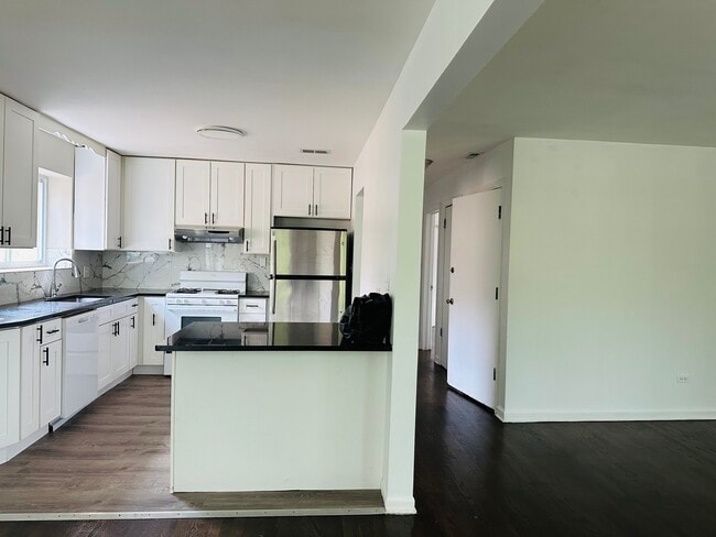 Building Photo - 8638 Trumbull Ave