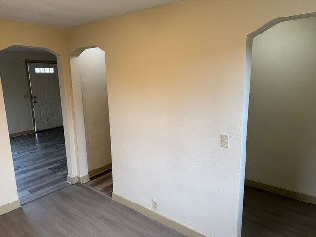 Building Photo - Updated 2 bedroom 1 bath house in Eugene!