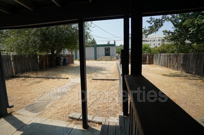 Building Photo - 1229 S Lincoln Ave