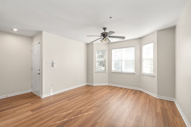 Building Photo - Cozy 1 Bedroom Condo Located In Dilworth &...