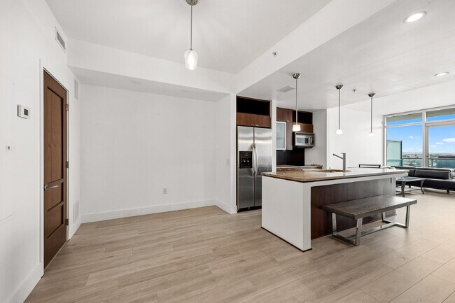 Building Photo - "Experience Urban Elegance: Spacious 2BR/2BA Condo in the Heart of Tampa!"