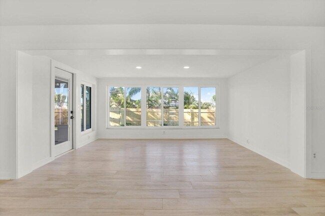 Building Photo - 1346 Hill Dr