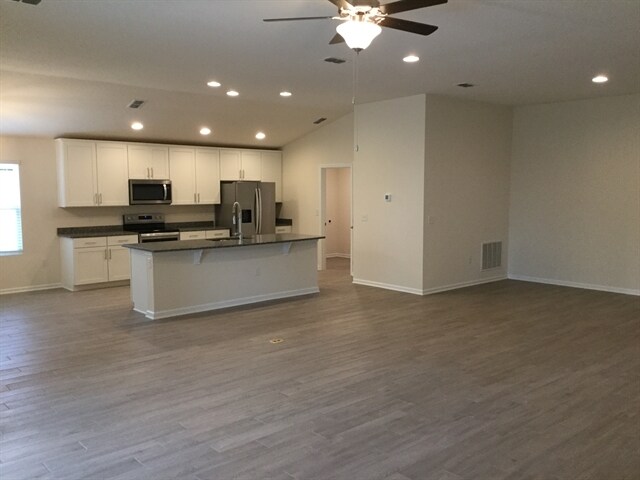 Building Photo - 297 N Hamilton Springs Rd