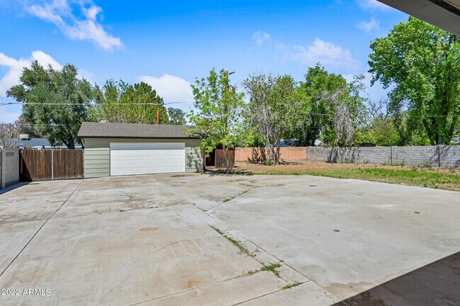 Building Photo - 1226 W Rancho Dr