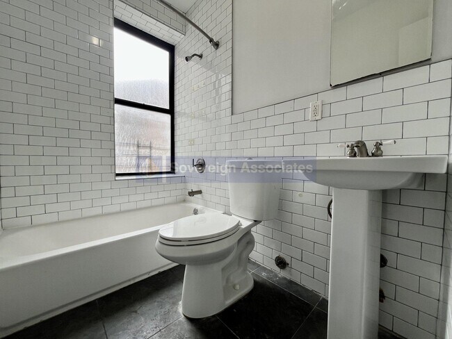 Building Photo - 606 W 191st St