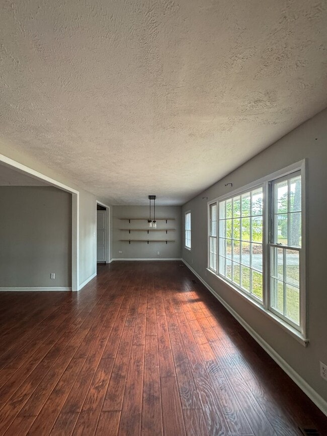Building Photo - Charming 3 Bed 2 Bath Home with Fenced Yard