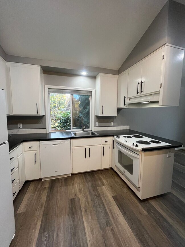 Building Photo - 2-Bedroom 1 1/2-Bathroom townhouse style d...