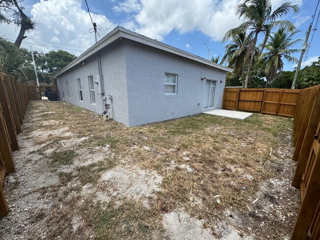 Building Photo - 890 NW 25th Ave