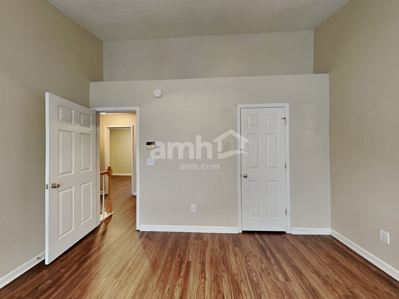 Building Photo - 15464 Stone Hollow Dr