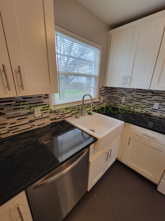Building Photo - Large 2 Bedroom 1 Bath Unit off Broadway w...