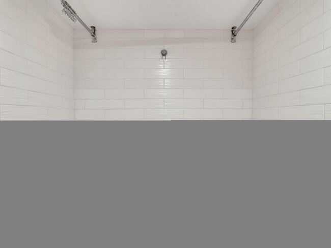 Building Photo - 544 W 17th Pl