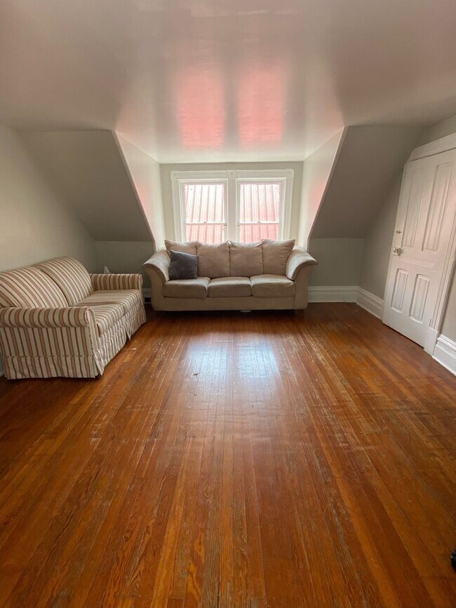 Building Photo - 1113