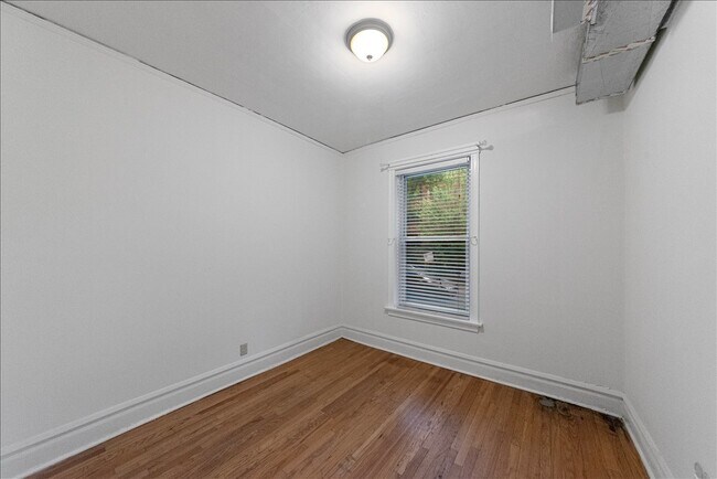 Building Photo - 1353 W Catalpa Ave