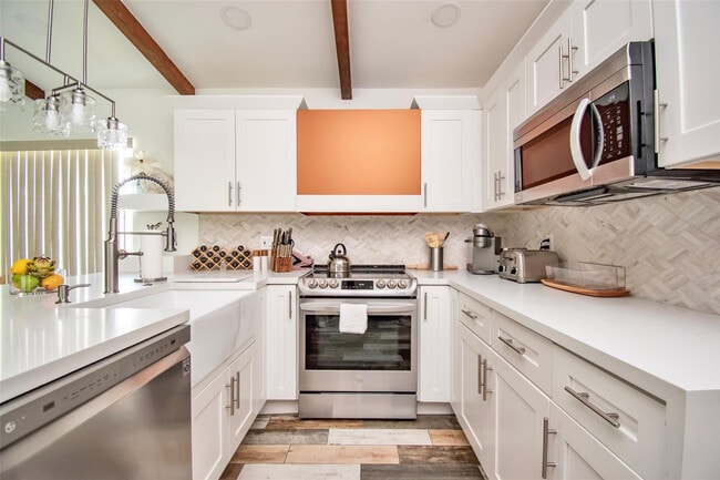 Building Photo - 6557 Country Wood Way