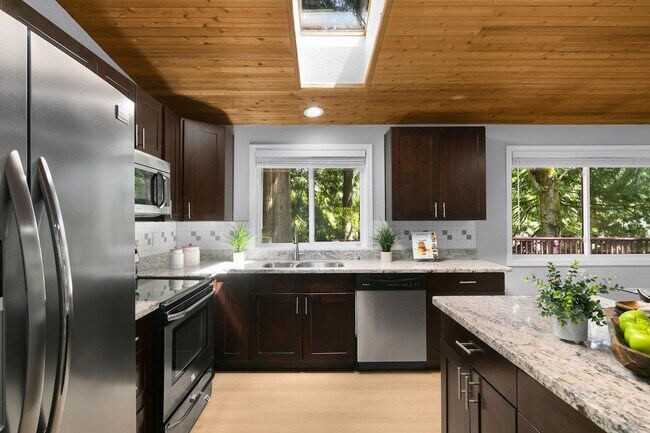 Building Photo - 3 Bedroom Sammamish Rambler in Quiet Cul d...