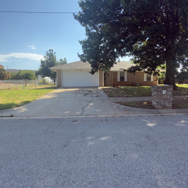 Building Photo - 100 Lochwood Cir