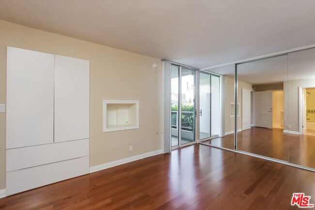 Building Photo - 723 Palisades Beach Rd