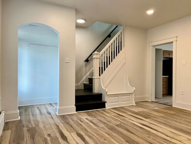 Building Photo - 19 E 3rd St