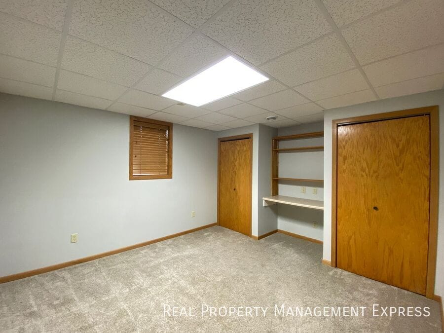 Building Photo - Spacious 4 bedroom 3 bathroom