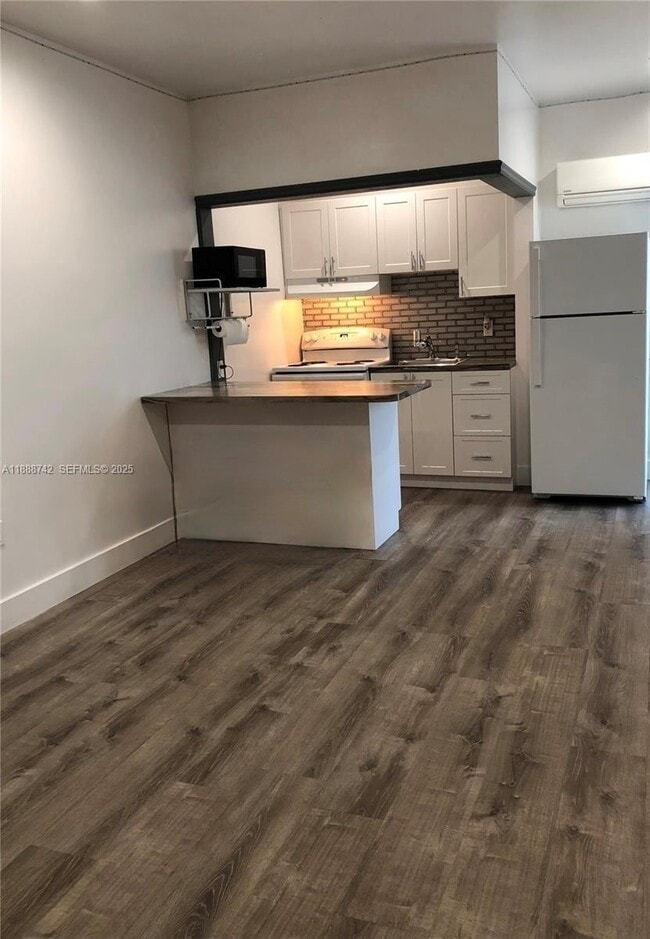 Building Photo - 6819 SW 15th St