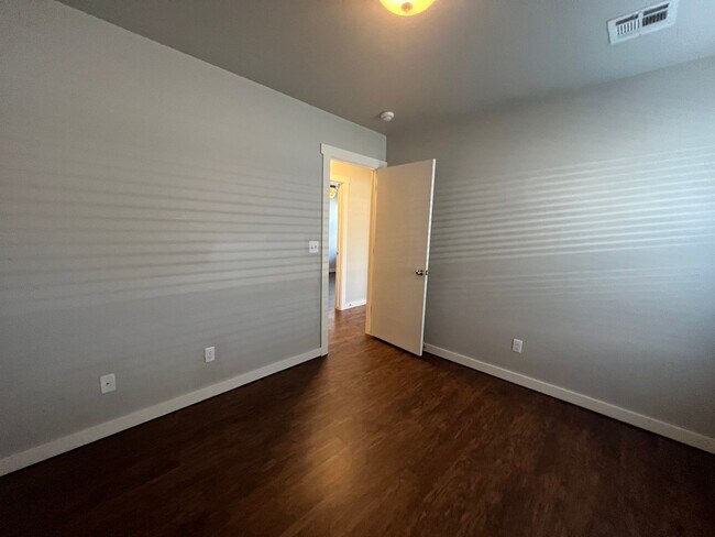 Building Photo - 3 Bed 2 Bath Duplex in Moore Schools!