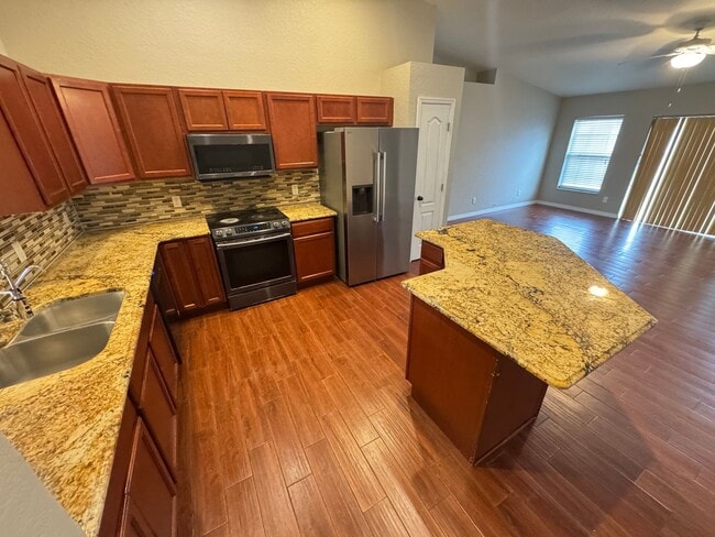 Building Photo - Spacious 4 Bedroom / 3 Bathroom Home in Davenport