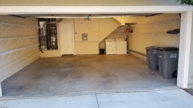 Building Photo - Townhouse 2 bedrooms, 2 1/2 baths, 2 car g...