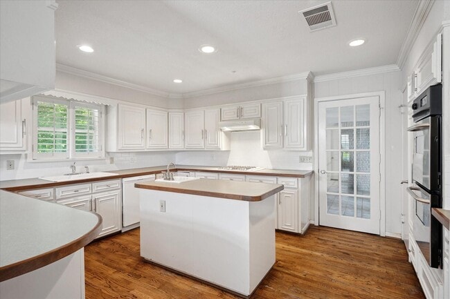 Building Photo - 6441 Linden Ln