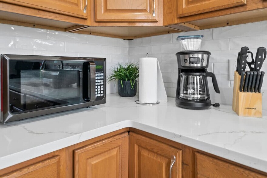 Building Photo - 1622 Union Turnpike