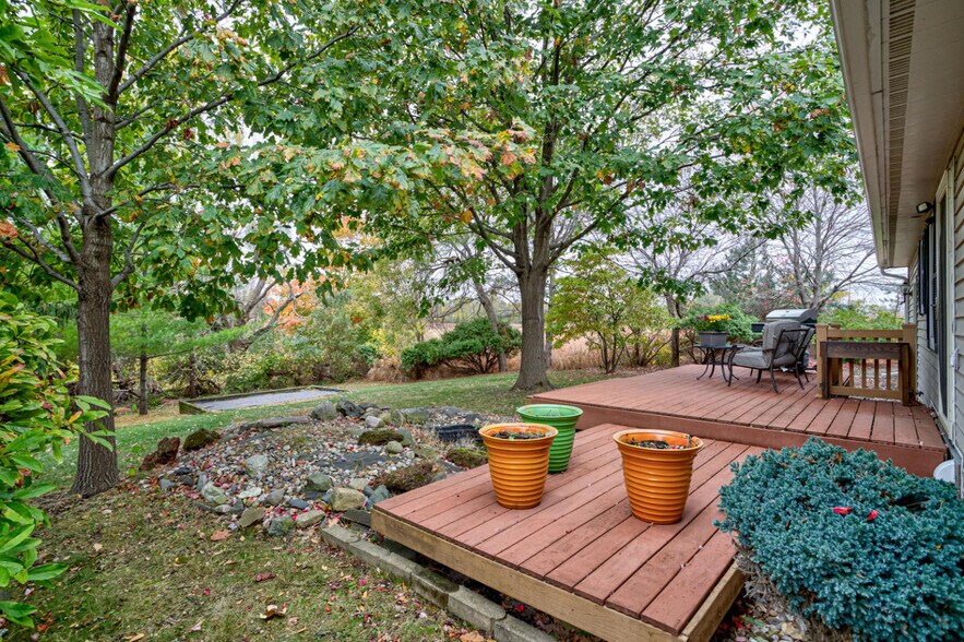 Large deck - 5428 Norris St