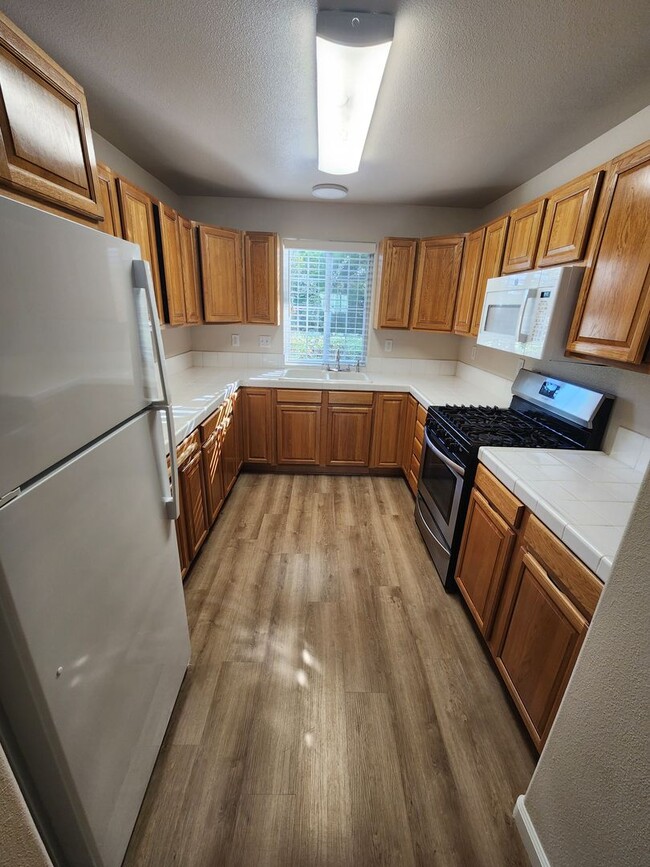 Building Photo - Downstairs 1 bedroom apartment with small patio and additional storage