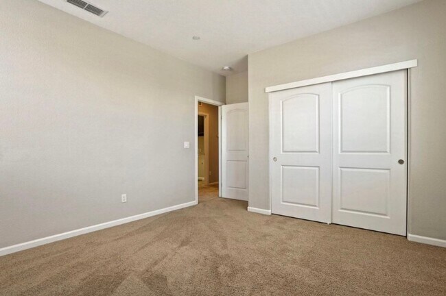 Building Photo - Beautiful 5 Bedroom, 3 Bath Tracy Home / B...