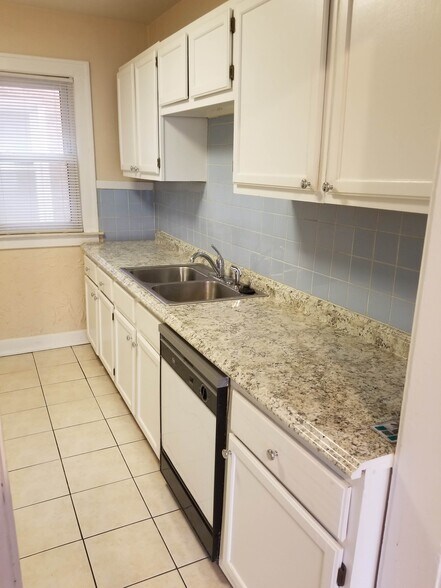 Kitchen - 339 E Breckenridge St