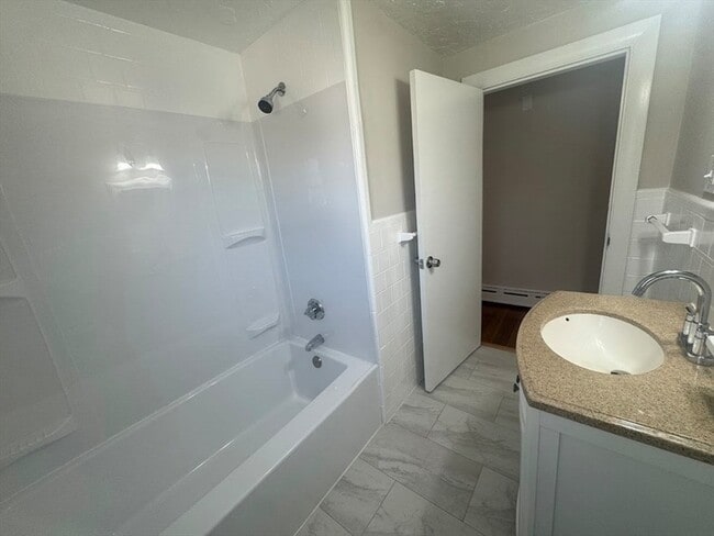 Building Photo - 34 Booth St