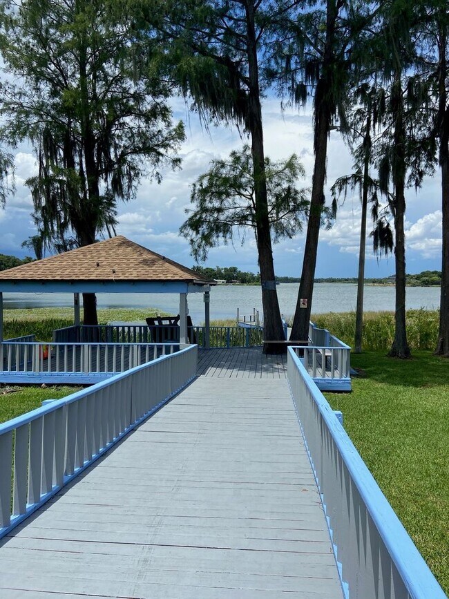 Building Photo - Two bedroom & Two bathroom Condo with balcony and laundry facilities