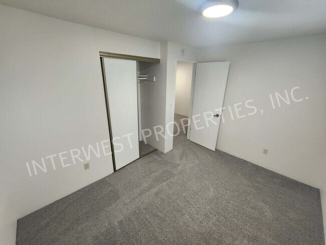 Building Photo - GUIL01