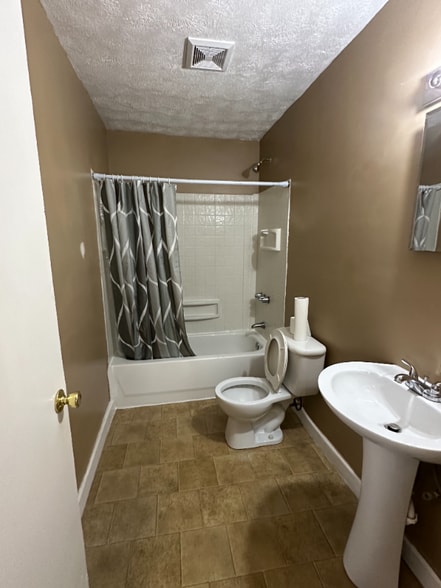 Building Photo - 1392 Summit St